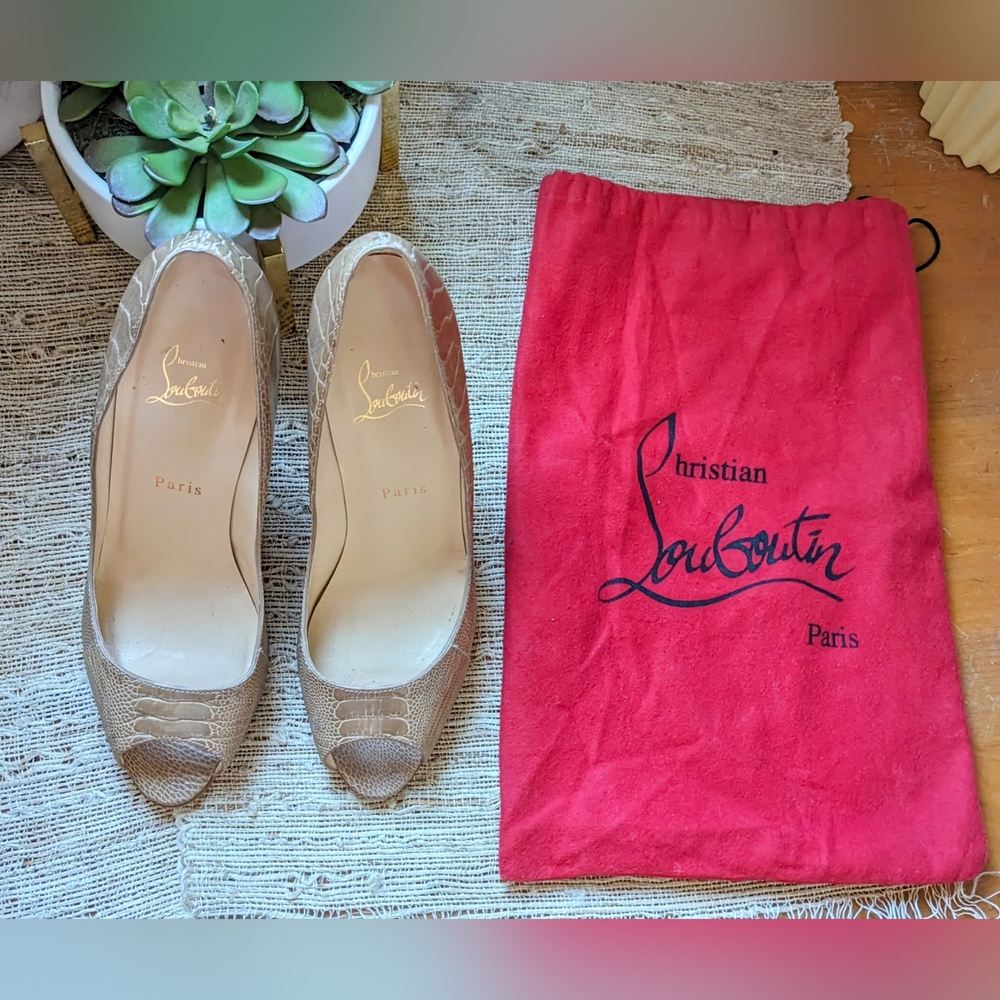 Christian Louboutin • Croc  🐊 Peep Toe Pumps in Nude